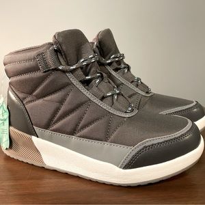 Lands’ End women’s insulated snow boot. Size 7 1/2 regular width, gray.